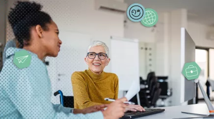 bénévole et salarié en charge des RH devant leur logiciel RH