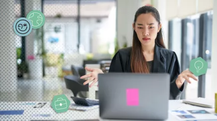 Manager dans une association en difficulté sur des sujets RH face à son ordinateur