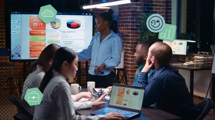 Réunion d’équipe autour d’une présentation de données sur un tableau interactif