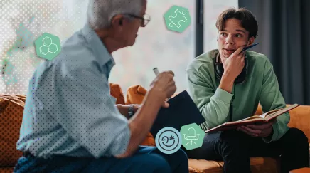 Un sénior et un jeune salarié en train de discuter dans un cadre cozy