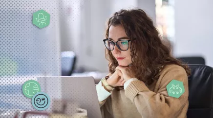 collaboratrice en formation face à son ordinateur