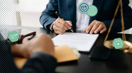 Chargé des Ressources Humaines signant un contrat