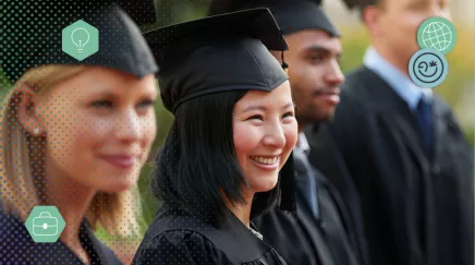 Un jeune diplômé hésite entre plusieurs opportunités professionnelles sur son ordinateur