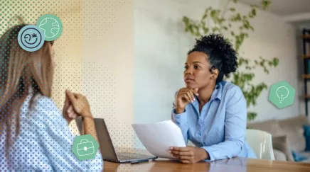 Candidate échangeant avec un recruteur et prenant des notes pour poser ses questions finales.