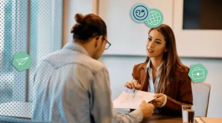 Responsable RH analysant un tableau de bord interactif des KPI de recrutement.