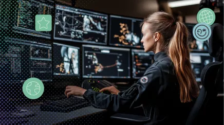 Un opérateur spatial surveille les satellites et les trajectoires sur des écrans de contrôle