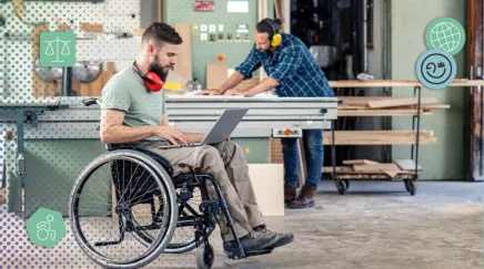 Salarié en situation de handicap travaillant sur ordinateur en entreprise