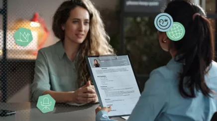 Recruteur diffusant en un clic une annonce sur plusieurs jobboards depuis son tableau de bord SIRH.