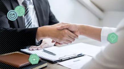 Chargée de recrutement consultant un ATS, affichant un vivier de candidats segmentés par compétences.