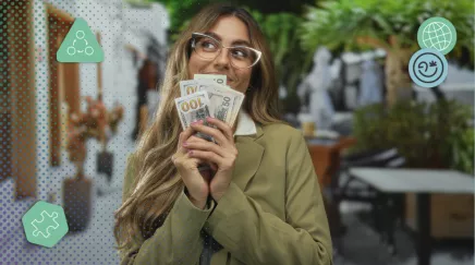 Employé au bureau comptant des billets, symbole du salaire comme moteur de motivation