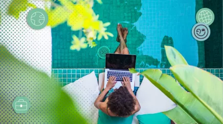 Professionnel travaillant en terrasse au sud de l’Europe avec ordinateur portable