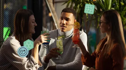 Groupe de collègues partageant des cocktails en terrasse après le travail