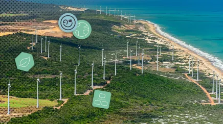 Vue aérienne d’éoliennes sur la côte du Nord-est au Brésil (Mataraca), entre océan et forêt