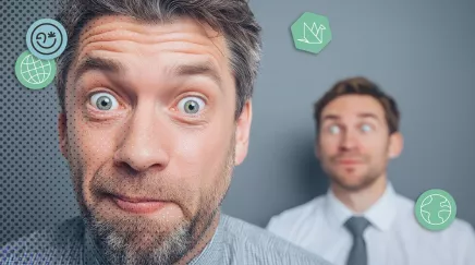 Portrait d’un collaborateur surpris avec un collègue flou en arrière-plan dans un bureau