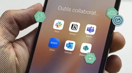 Main qui tient un smartphone avec un écran montrant des applications d'outils collaboratifs comme Slack, Notion et Teams