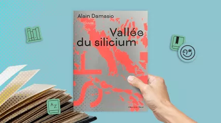 Couverture du livre "Vallée du silicium" d’Alain Damasio tenue par une main