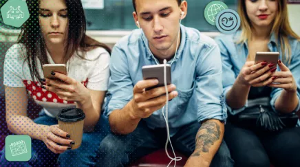 Personnes sur smartphone, icônes de réseaux sociaux et notifications