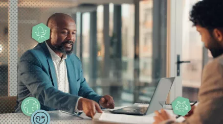 Deux collaborateurs en réunion