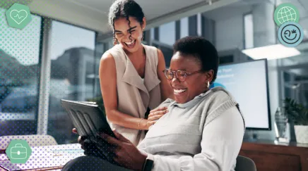 Collaboratrices échangeant dans un open space pour recréer du lien social