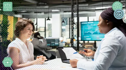 Entretien annuel entre un manager et un salarié dans un bureau