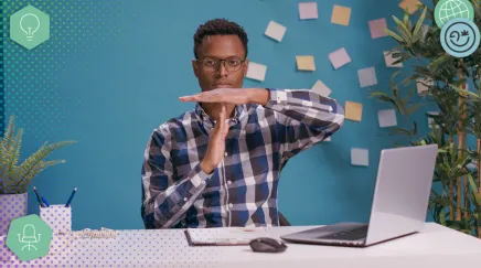 Cadre travaillant à temps partiel dans un bureau