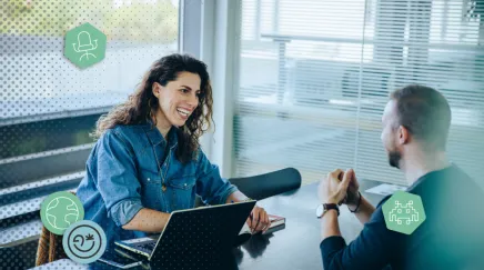 Deux collaborateurs en entretien 