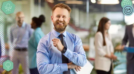 Personne affichant un sourire pour rester positive malgré une situation difficile