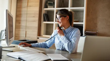 femme rh souriante devant son ordinateur