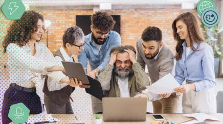 Collaborateur qui craque avec collègues autour