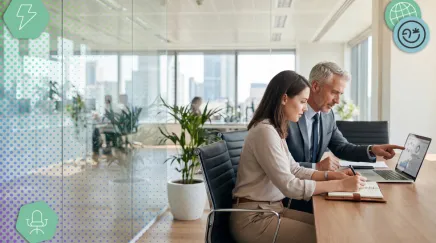 Homme et femmes qui discutent au bureau