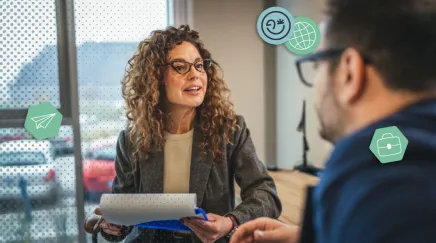 Un entretien entre une manageuse et son collaborateur, dans un bureau.