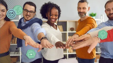 Un groupe de collaborateurs heureux qui tendent leurs mains