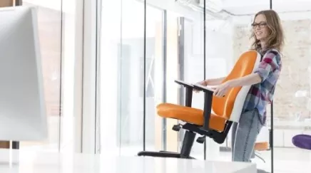 Femme qui change de chaise de bureau durant la semaine de la QVT
