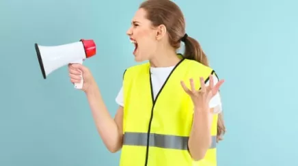 https://www.eurecia.com/sites/default/files/styles/header/public/thumbnails/image/femme_gilets_jaunes_greve_3.jpg