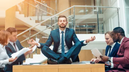 Homme zen en costume, qui gère mieux son stress au travail