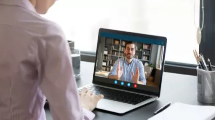 collaborateurs en flex office entrain de faire une visio