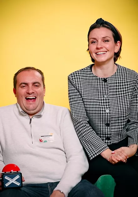 3 personnes qui rient et répondent aux questions