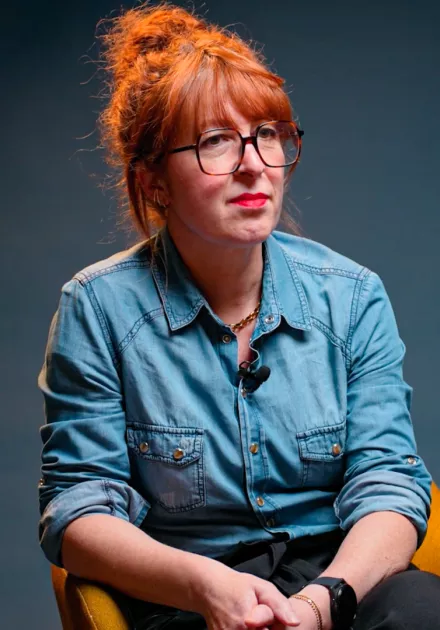 l'intervenante est assise sur un fauteuil et écoute une autre personne