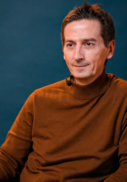 l'intervenant est assis sur un fauteuil et écoute une autre personne