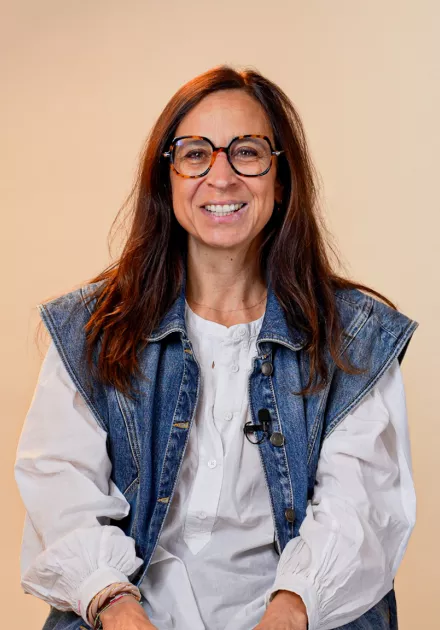 L'intervenante est assise sur une chaise