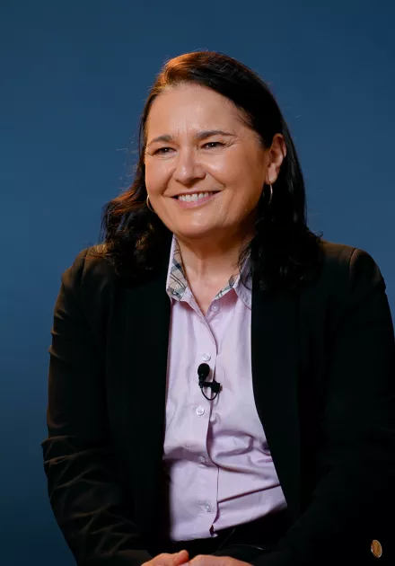 l'intervenante est assise sur un fauteuil et sourit