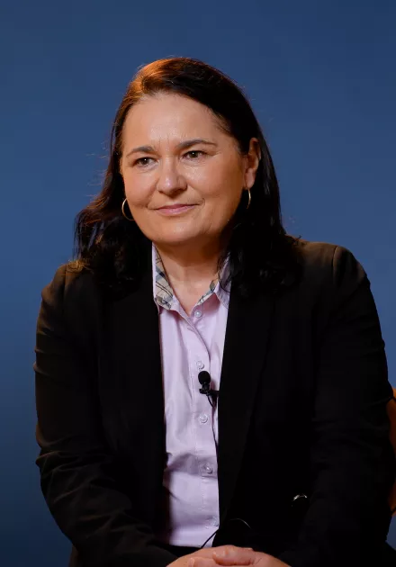 l'intervenante est assise sur un fauteuil et écoute une autre personne