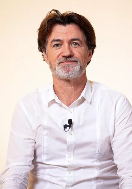 L'intervenant est assis sur une chaise