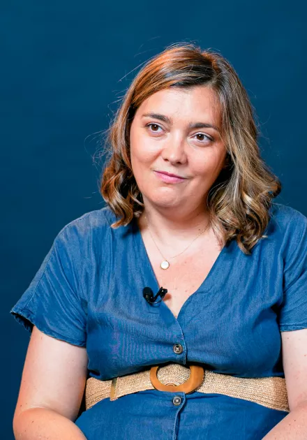 photo de Sarah Fontan qui s'exprime face caméra