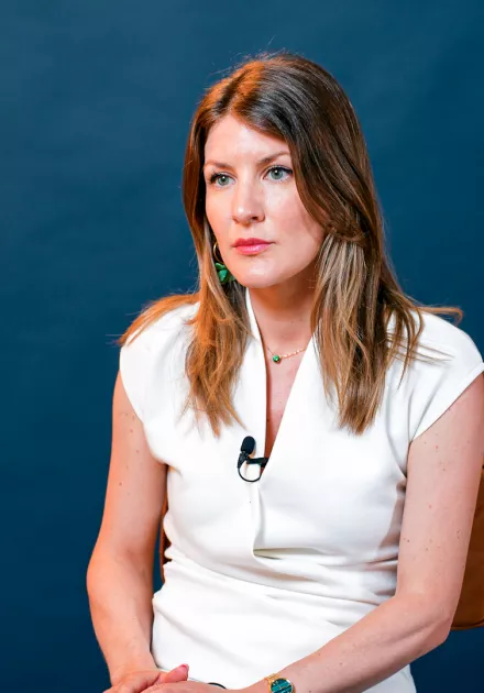 l'intervenante est assise sur une chaise et écoute une autre personne