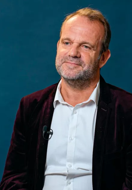 Arnaud Bourguoin s'exprime assis face caméra