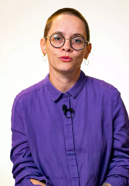 Mélissa Kieny s'exprime face caméra.