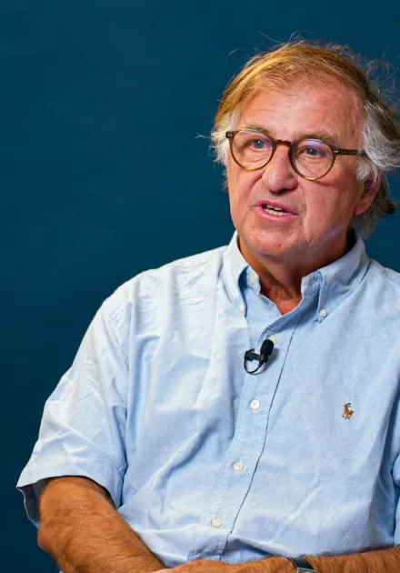 Jacque Prades s'exprime face caméra.