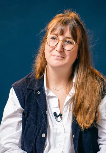 témoin assis face caméra