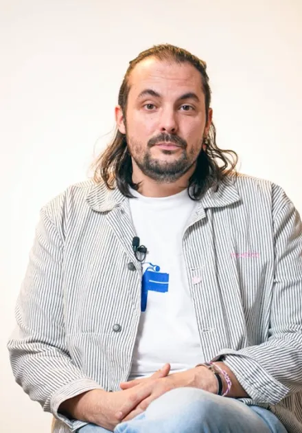 Antoine Ruiz témoigne assis face caméra